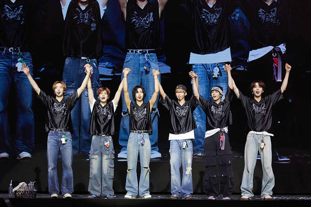 라이즈, 필리핀 마닐라 팬콘 투어 & 앨범 발매 기념 사인회 성황…‘Boom Boom Bass’ 무대에 함성 폭발