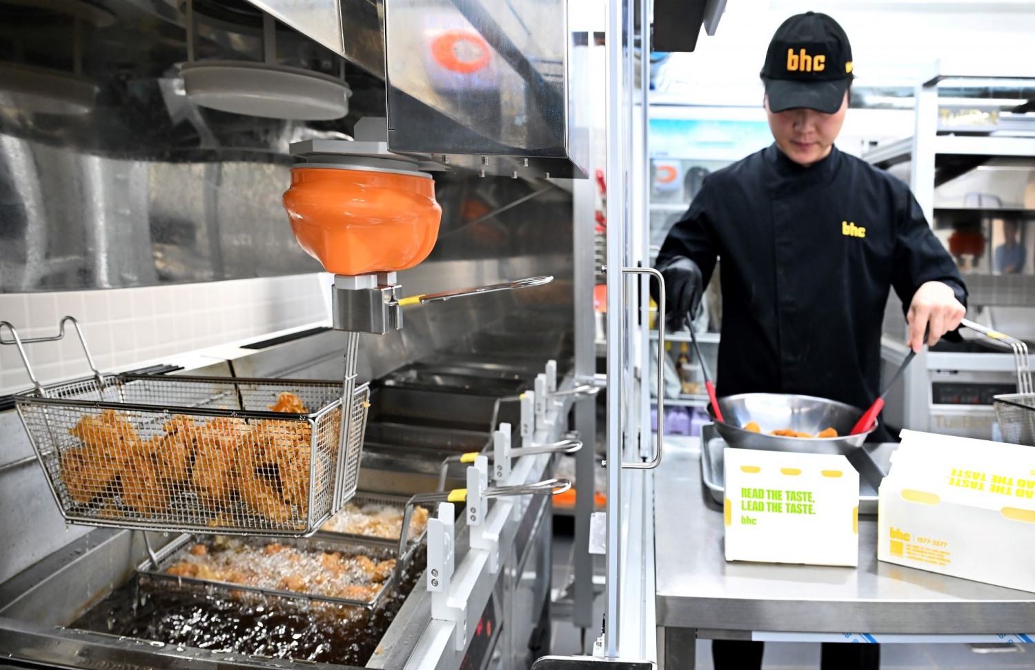 bhc 치킨, ‘튀봇’ 매장 도입 확대… 운영 효율성 극대화