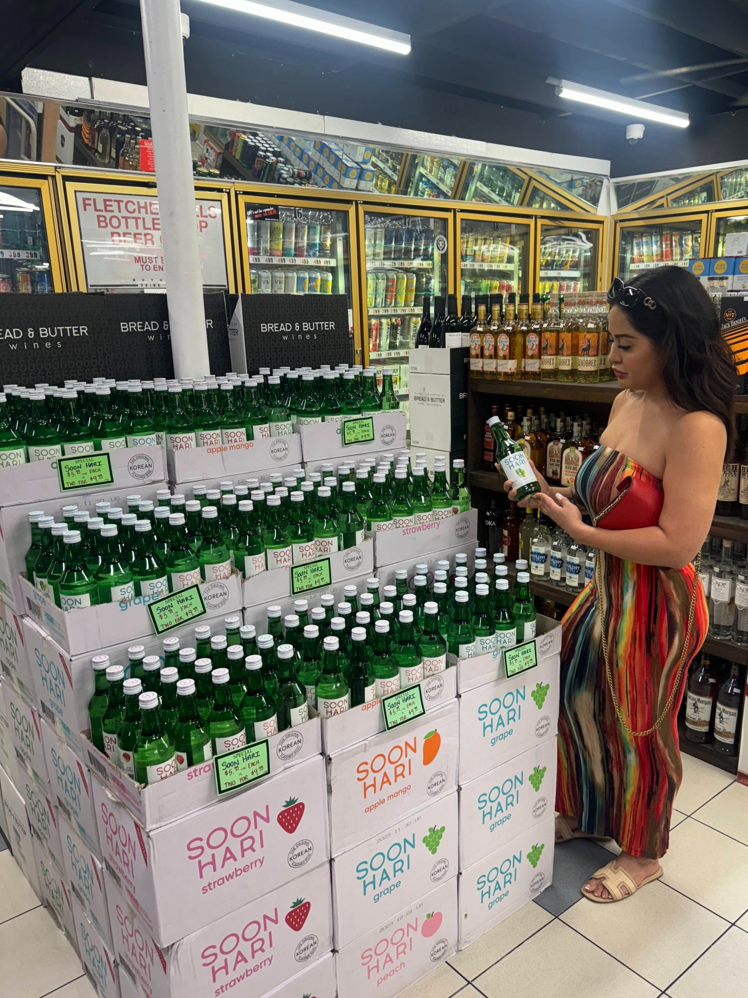 미국 캘리포니아 앨 커혼의 주류 전문 판매점에서 현지 소비자가 순하리를 살펴보고 있는 모습