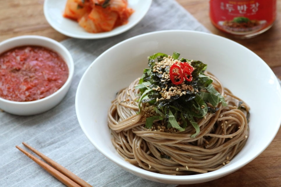 국물 없이 즐기는 여름 간편 면 요리 레시피