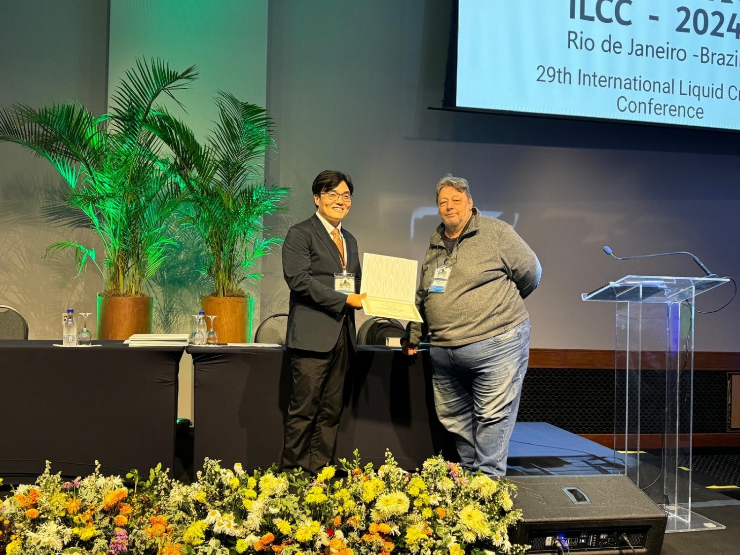 시상식 현장 사진 (왼쪽)KAIST 화학과 윤동기 교수