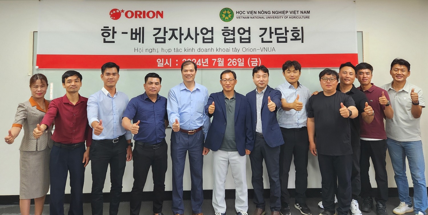 (왼쪽부터) 응우옌 티 선 베트남 국립농업대학교 농생물연구부소장, 판 반 뚜언 베트남 국립농업대학교 농생물연구원, 부 띠엔 즁 베트남국립농업대학교 농생물연구원, 응우옌 테 뉴언 베트남 남부농업기술 감자∙채소∙화훼 연구소장, 응우옌 쑤언 쯔엉 베트남 국립농업대학교 농생물연구소장, 권혁용 오리온 감자연구소장이 기념 촬영하고 있다. / 사진=오리온 제공