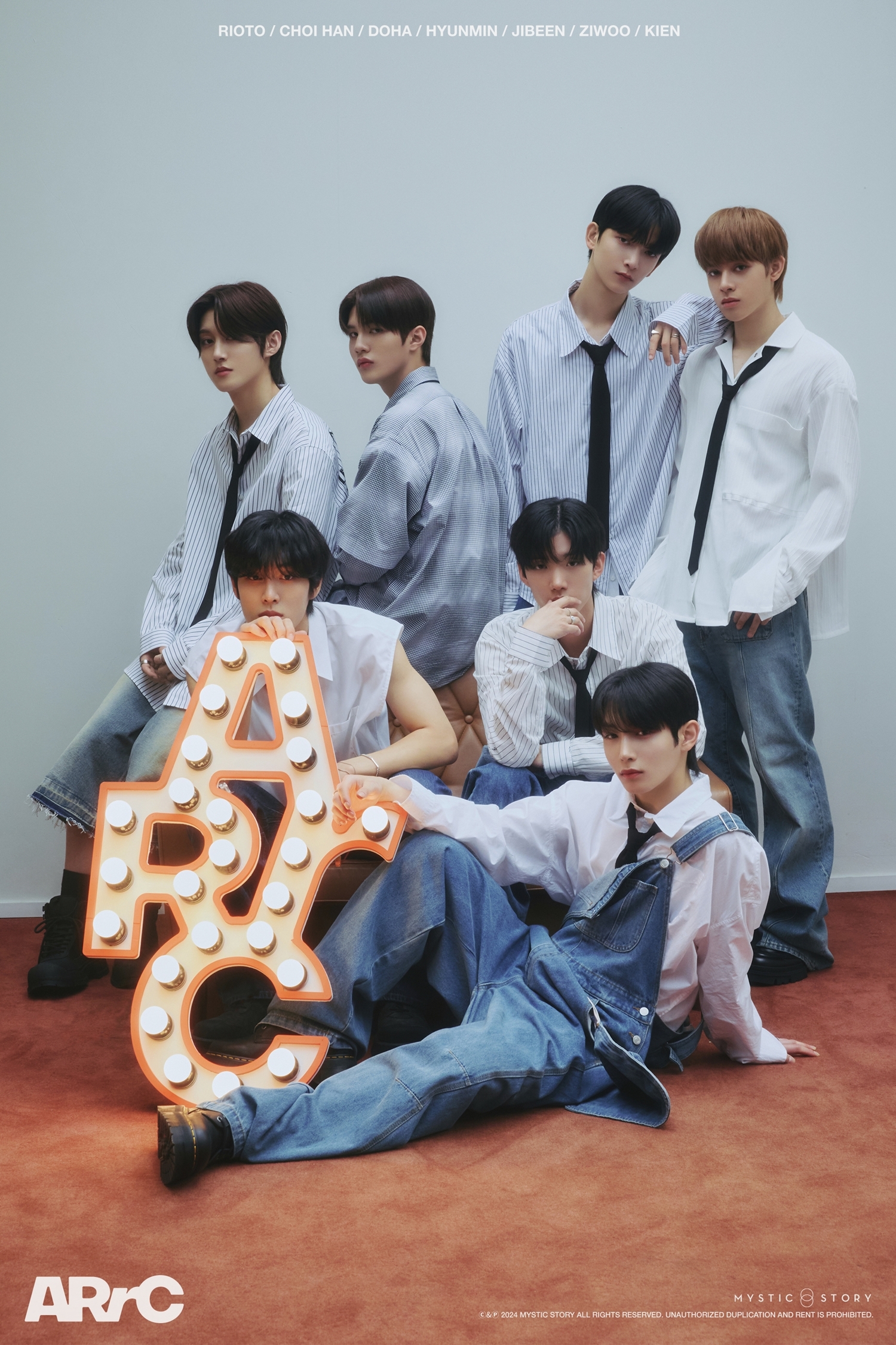 아크, 첫 EP 'AR^C' 포토 드롭 추가 공개…'힙↔청량' 넘나드는 매력