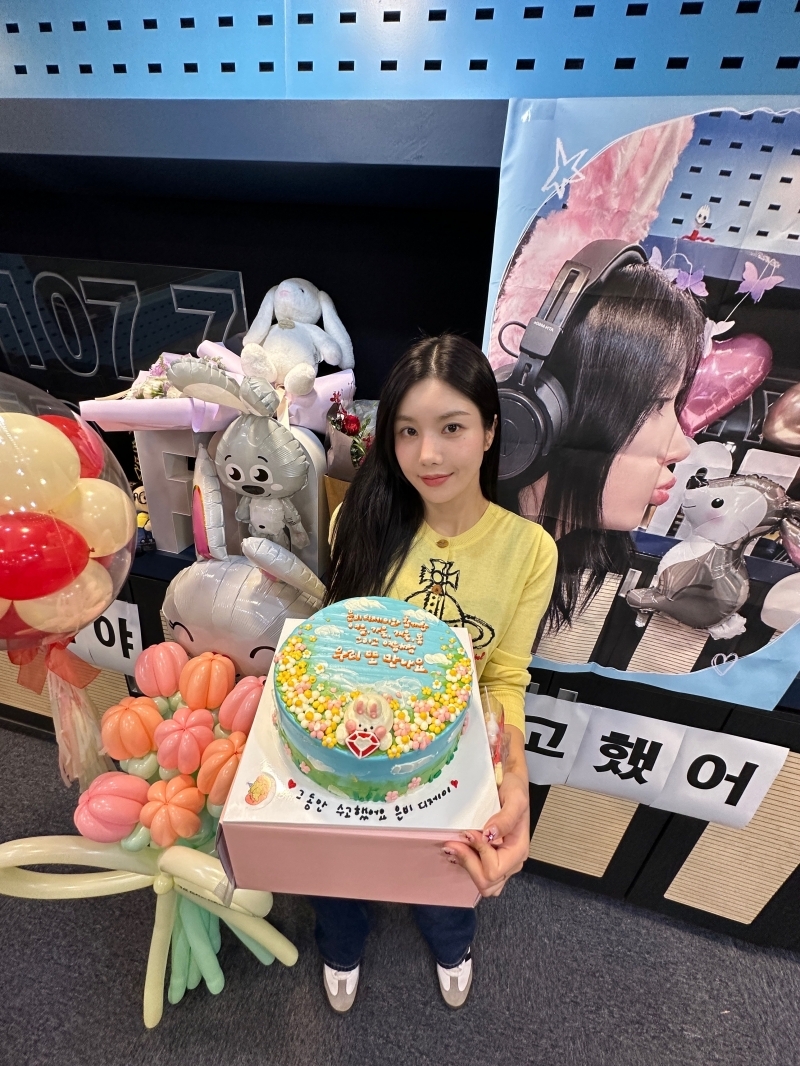 “헤어짐 아쉬워, 청취자들 사랑에 잘 부응했길” 권은비, ‘영스트리트’ 13개월간의 여정 마무리