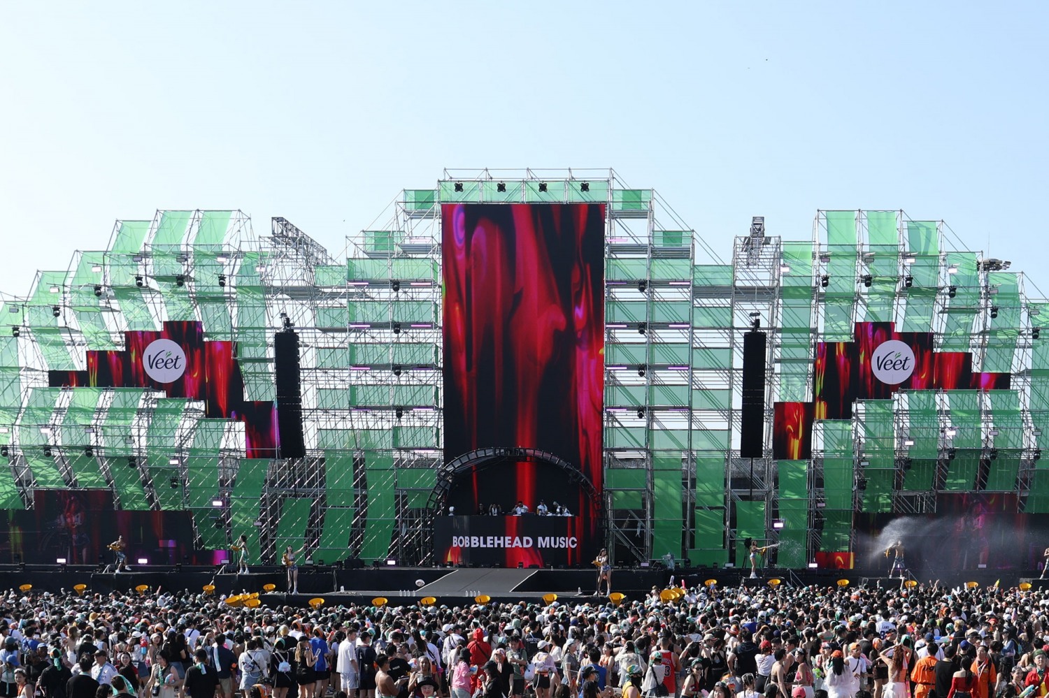 비트, ‘워터밤 인천 2024’ 핑크빛으로 물들여