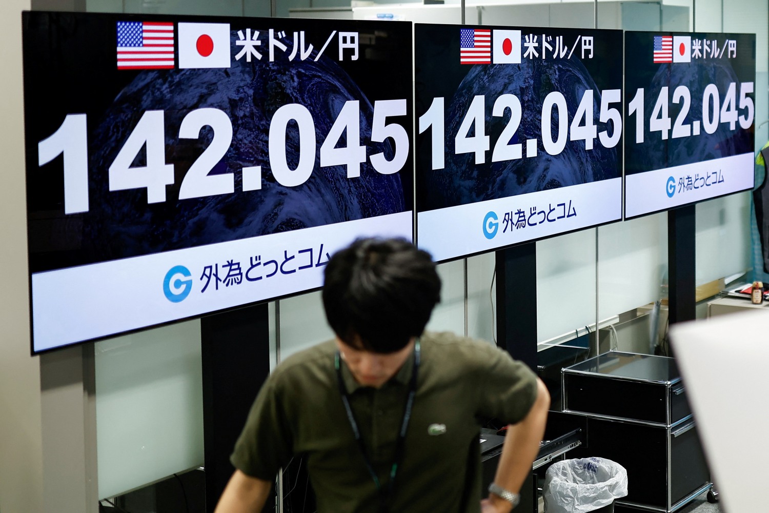 외환 거래 회사 가이타메닷컴의 한 직원이 5일 일본 도쿄에서 미국 달러에 대한 일본 엔 환율을 표시하는 모니터를 지나가고 있다. 사진=연합뉴스