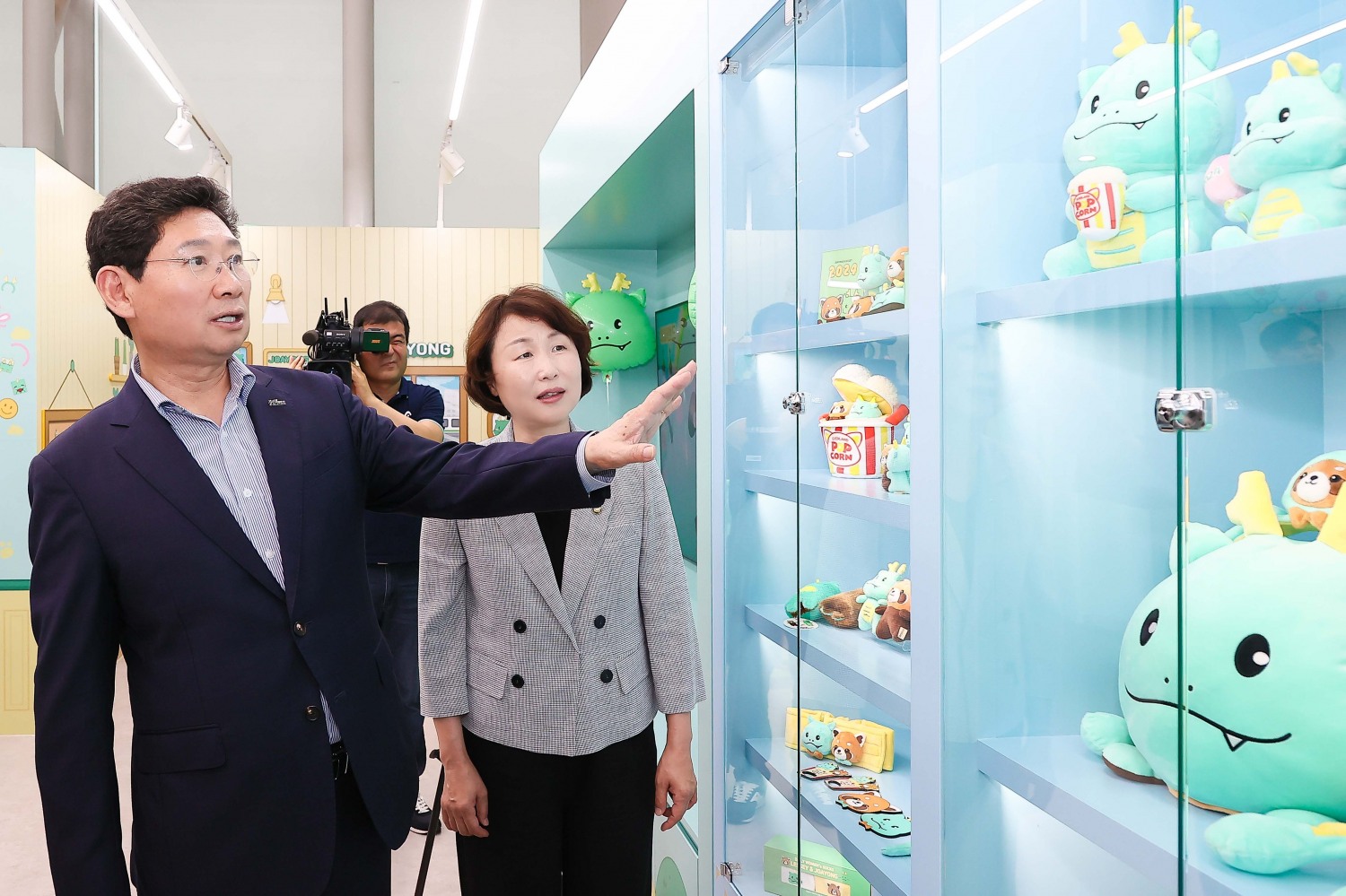 이상일 용인특례시장과 유진선 용인특례시의회의장이 조아용 홍보존을 둘러보고 있는 모습