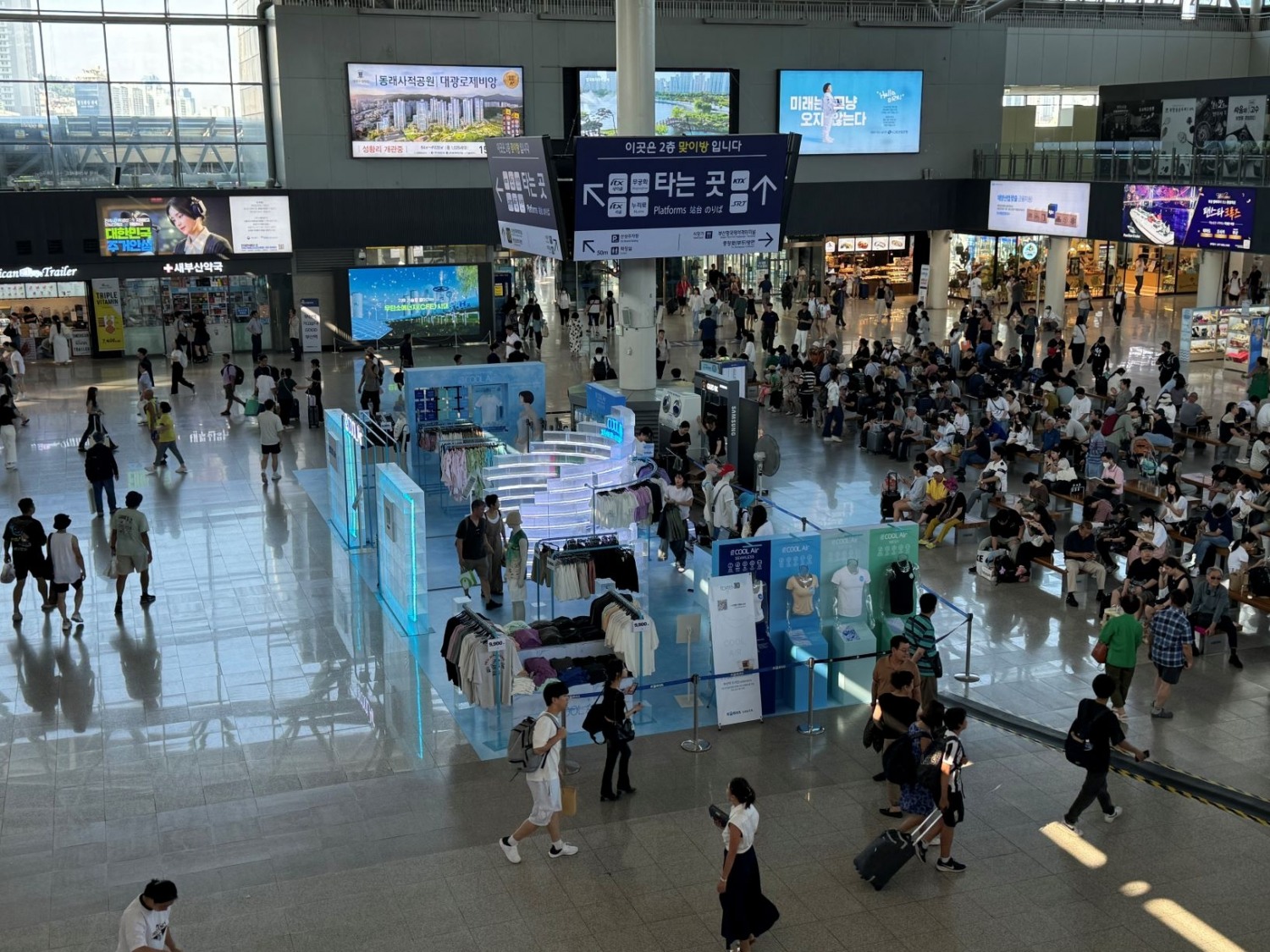 ▲ 부산역 2층 중앙맞이방에서 열리고 있는 탑텐 쿨에어 팝업 존