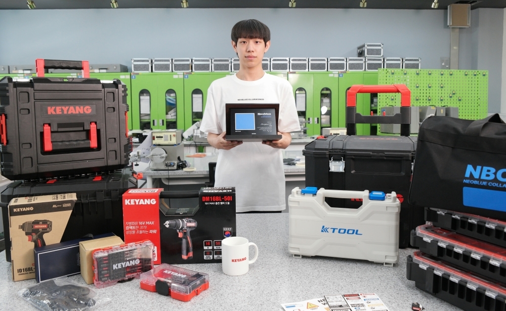 계양전기는 산업현장의 숙련공 가치를 제고하고 차세대 숙련공 양성의 중요성을 일깨우기 위해‘네오블루 프로젝트’를 시작한다고 7일 밝혔다.사진은 ‘네오블루 앰버서더’로 선정된 특성화고 재학생 오한결(성동공업고등학교 3학년)