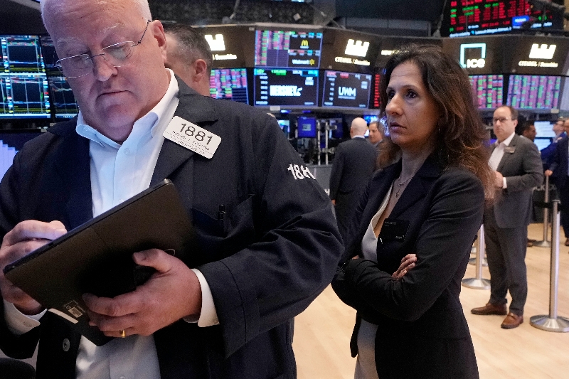 뉴욕증권거래소(NYSE)에서 트레이더들이 일하는 모습. 사진=연합뉴스/AP