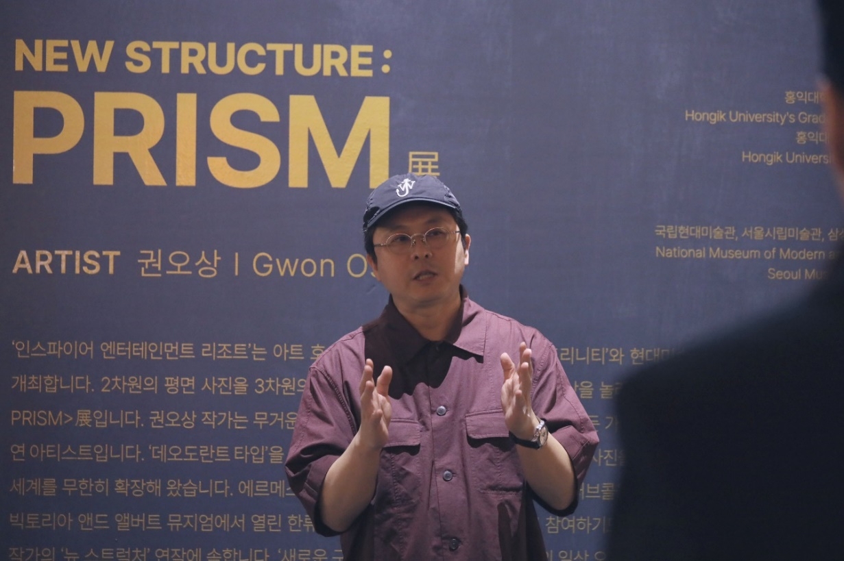 작품 설명 중인 권오상 작가 (사진 제공 : 더 트리니티)