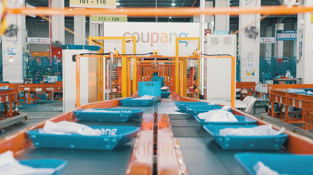 상품들이 오토소터에서 자동으로 배송지역별로 분류되고 있다.