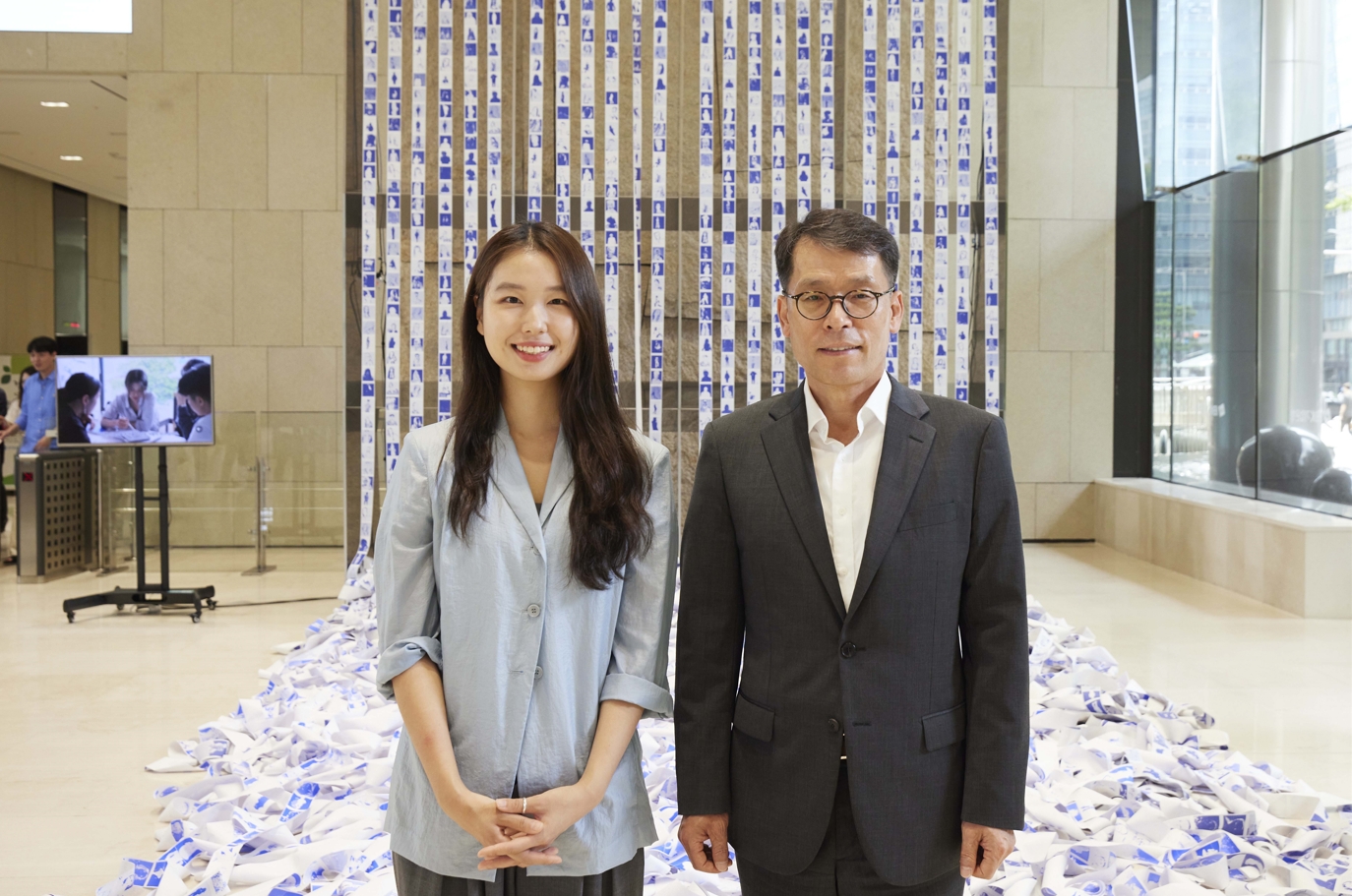 12일 서울 중구 을지로 기업은행 본점에서 김성태 IBK기업은행장(오른쪽)과 조현서 작가(왼쪽)가 기념 촬영을 하고 있는 모습