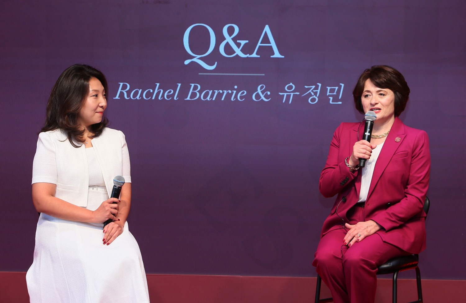 ▲ (왼쪽부터) 유정민 한국브라운포맨 마케팅 상무, 더 글렌드로낙의 마스터 블렌더 ‘레이첼 배리’가 셰리 캐스크 숙성 싱글몰트 스카치 위스키 ‘더 글렌드로낙’ 리뉴얼 기념 기자간담회에서 기자들과 질의응답을 하고 있다.