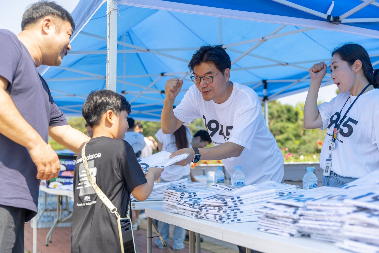 정종철 쿠팡풀필먼트서비스 대표이사가 14일 독립기념관에서 어린이 관람객에게 8.15 기념 티셔츠를 전달하고 있다