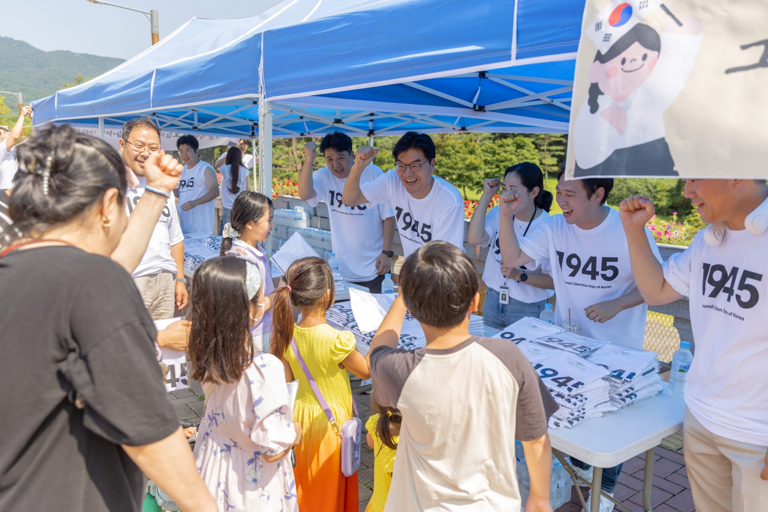쿠팡풀필먼트서비스 임직원들이 14일 독립기념관에서 어린이 관람객들에게 8.15 기념 티셔츠와 얼음물을 나누어 주고 있다
