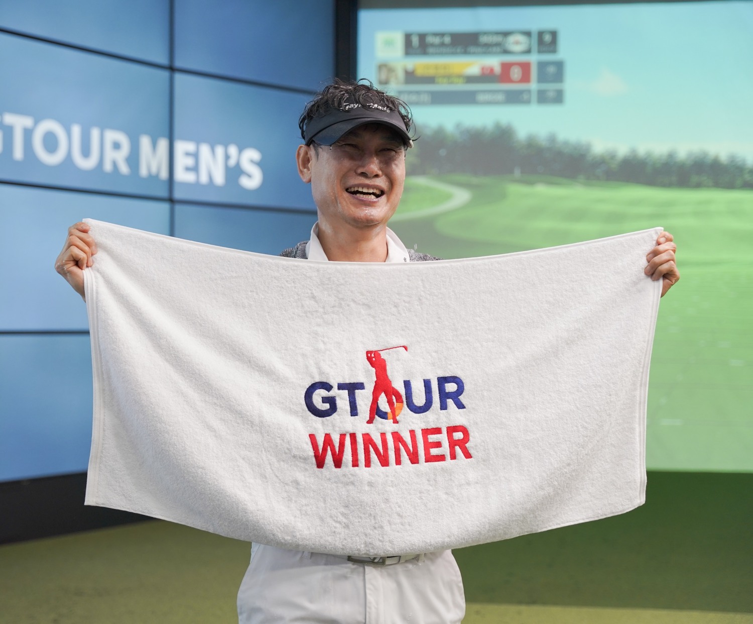 지난 17일(토) 대전 골프존조이마루에서 열린 ‘2024 신한투자증권 GTOUR MEN’S’ 5차 대회 우승자 진수근이 경기 종료 후 세레모니를 하고 있다.