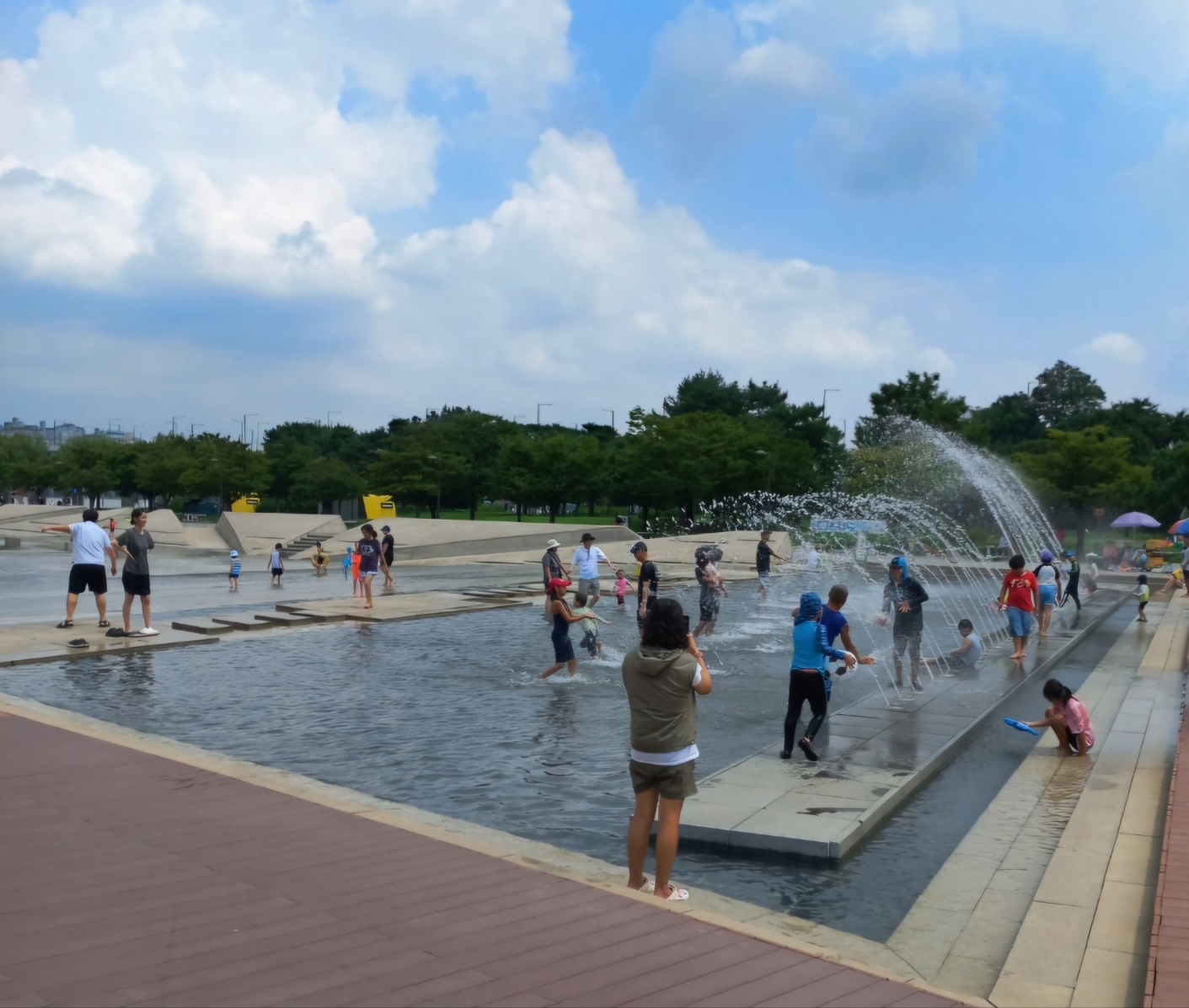 여의도 물빛광장, 자연과 함께하는 도심 속 여름 휴식처 제공