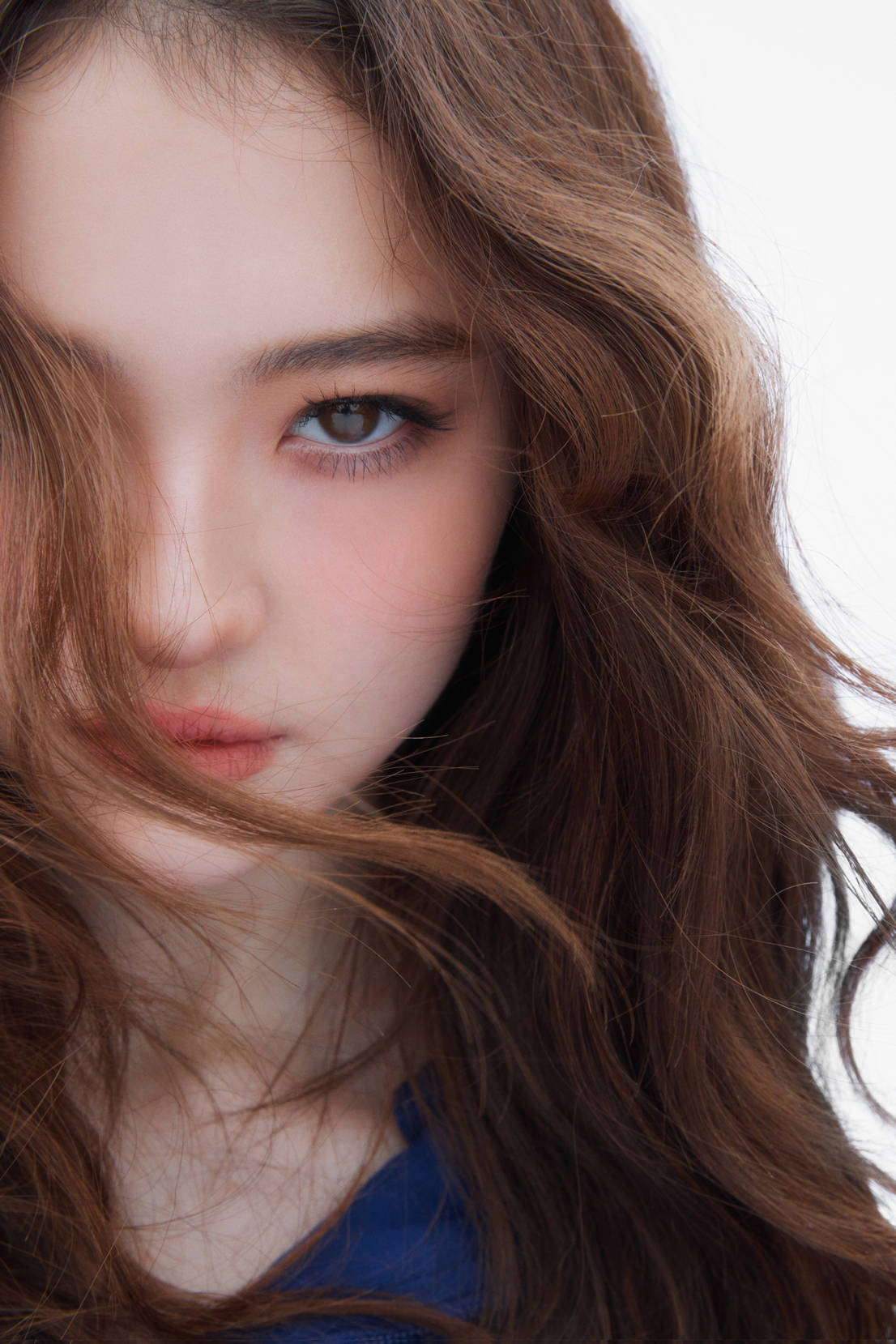 MEOVV(미야오) 엘라, 트레일러에 이어 개인 포토 공개…비주얼만으로도 화제성 폭발