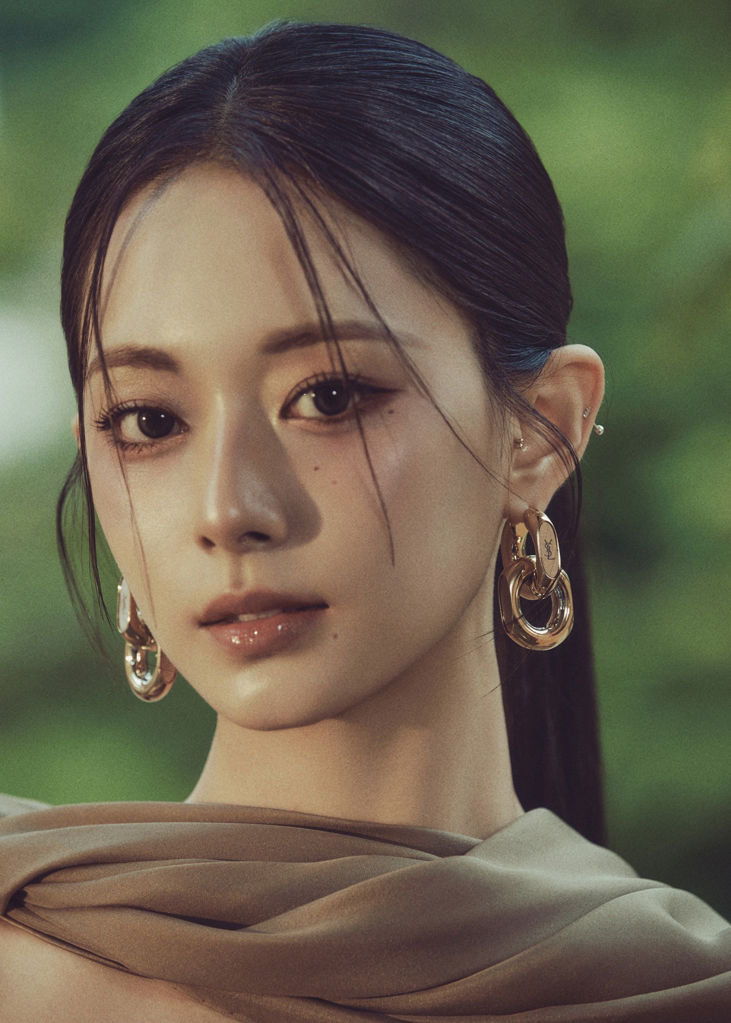 트와이스 쯔위, 솔로 데뷔곡 ‘런 어웨이’ 네 번째 콘셉트 티저 이미지 공개…눈 뗄 수 없는 이지적 아름다움 발산