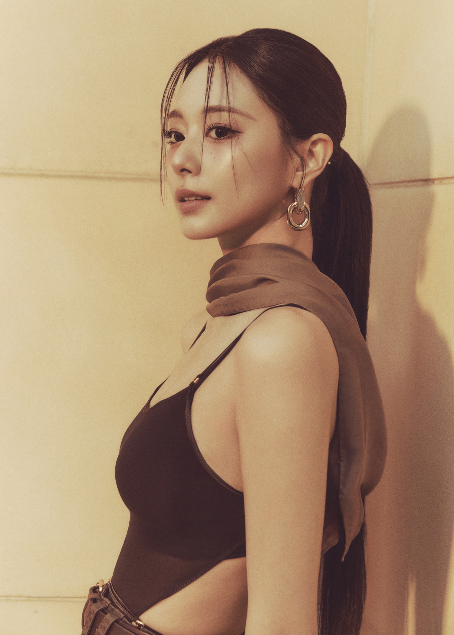 트와이스 쯔위, 솔로 데뷔곡 ‘런 어웨이’ 네 번째 콘셉트 티저 이미지 공개…눈 뗄 수 없는 이지적 아름다움 발산