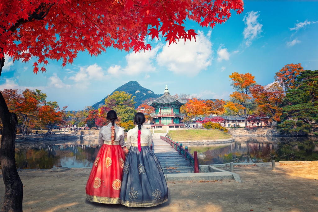 더 플라자 투숙객이 한복을 입고 고궁 투어를 하고 있다,
