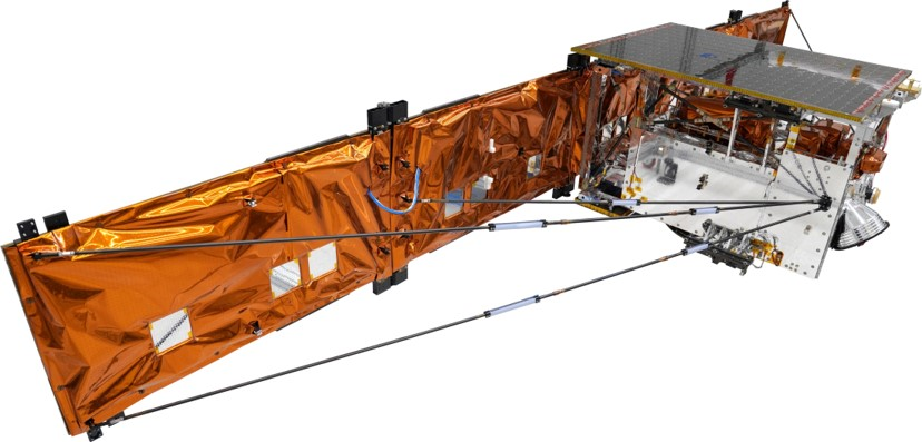 차세대소형위성2호 비행모델(안테나 펼친 형상)