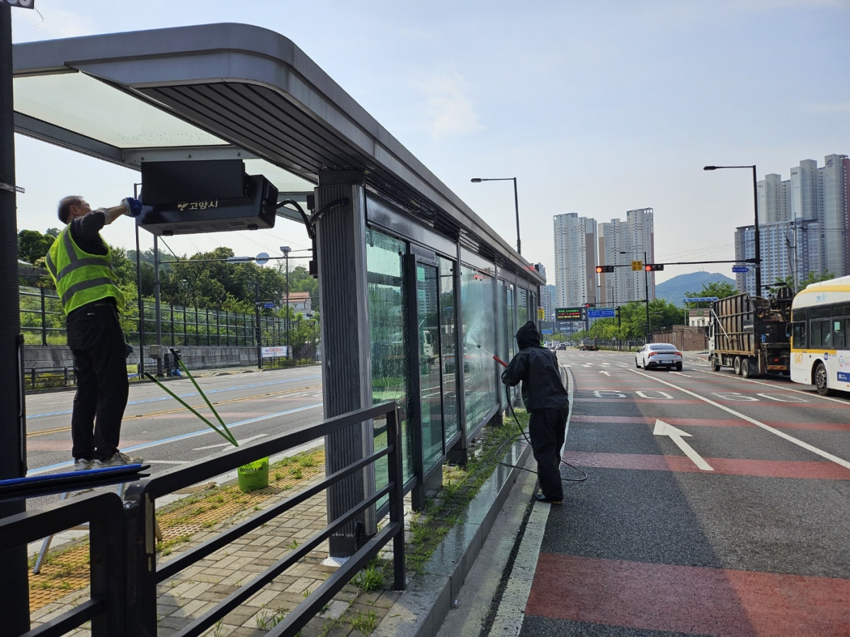 고양시 덕양구, 추석맞이 중앙로 BRT 버스승강장 물청소 실시