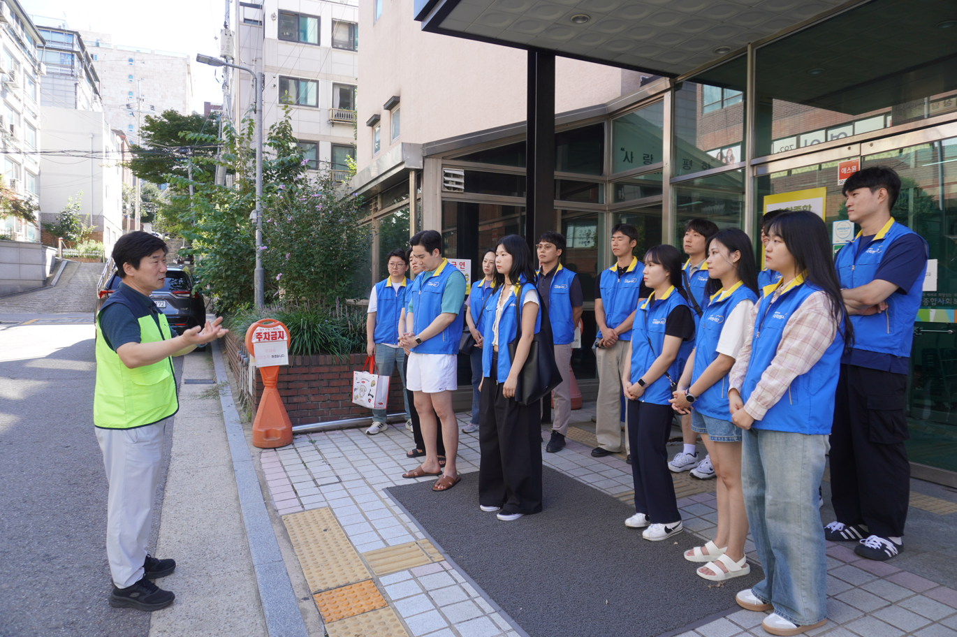 ▲ ESG 봉사를 설명하는 효창종합사회복지관 김창준 관장