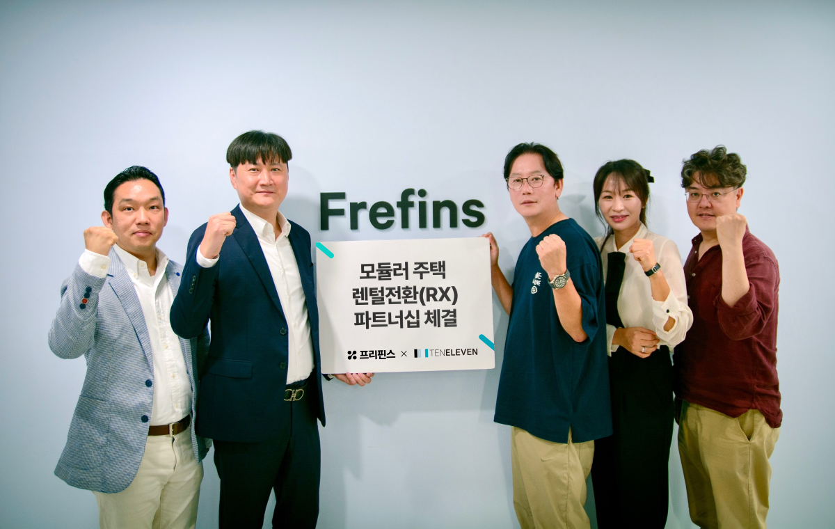 렌털전환 스타트업 프리핀스와 콘테크 기업 텐일레븐이 8월 30일에 '모듈러 주택 렌털전환(RX, Rental Transformation)' 파트너십을 체결하고 기념 촬영을 하는 모습. 왼쪽부터 텐일레븐 이연효 이사, 이호영 대표, 프리핀스 신상용 각자대표, 이혜진 RX컨설팅그룹장, 김병석 각자대표.