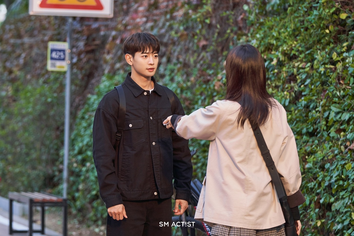 ‘가족X멜로’ 최민호, 감탄 유발 비주얼과 대조되는 슬픈 눈망울 ‘시선 고정’