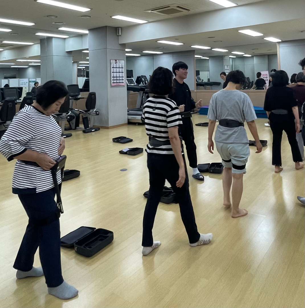 용인특례시 수지구보건소, 시민 건강증진 프로그램에 보행보조로봇 도입