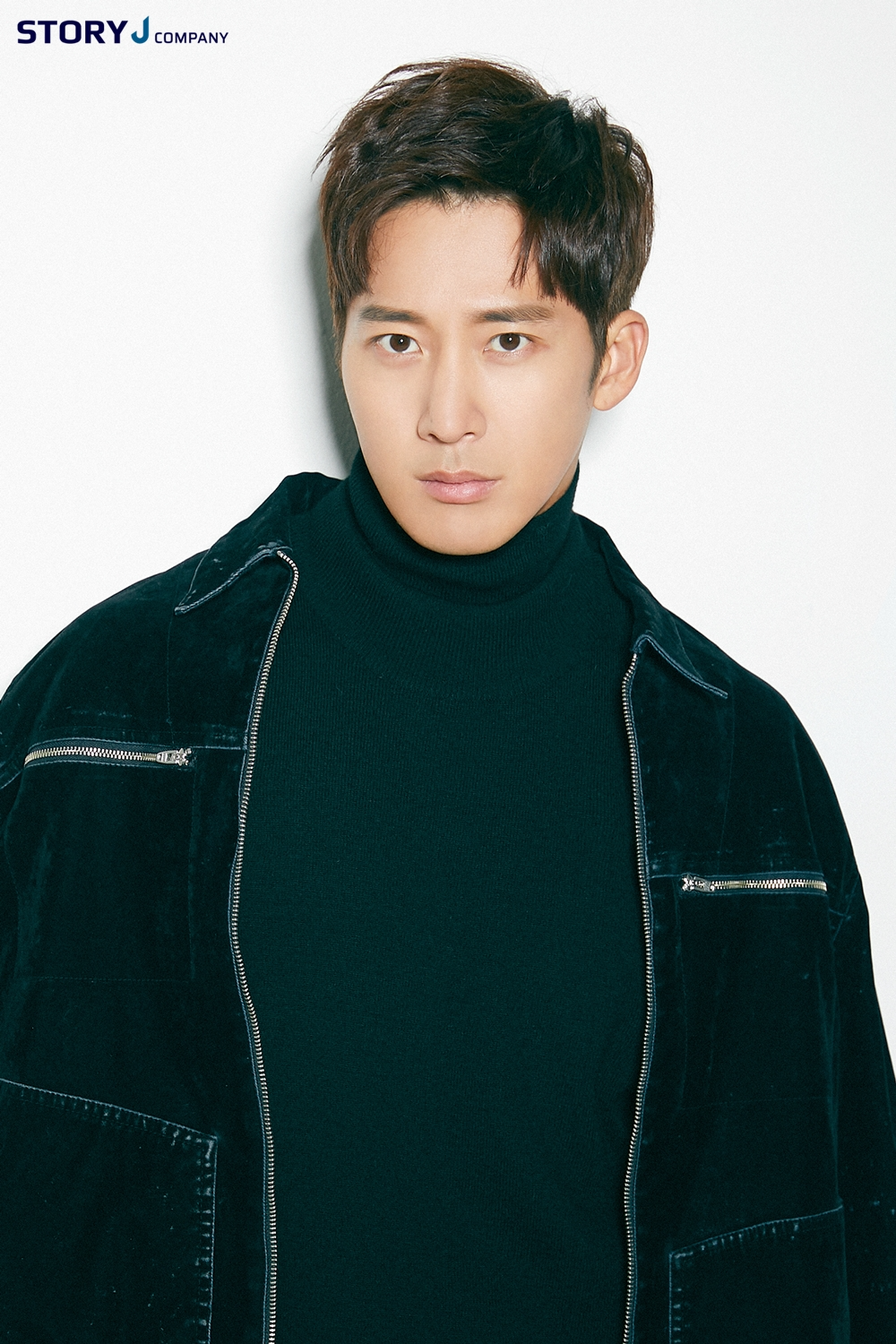 이완, 現 소속사 스토리제이컴퍼니와 의리의 재계약 체결