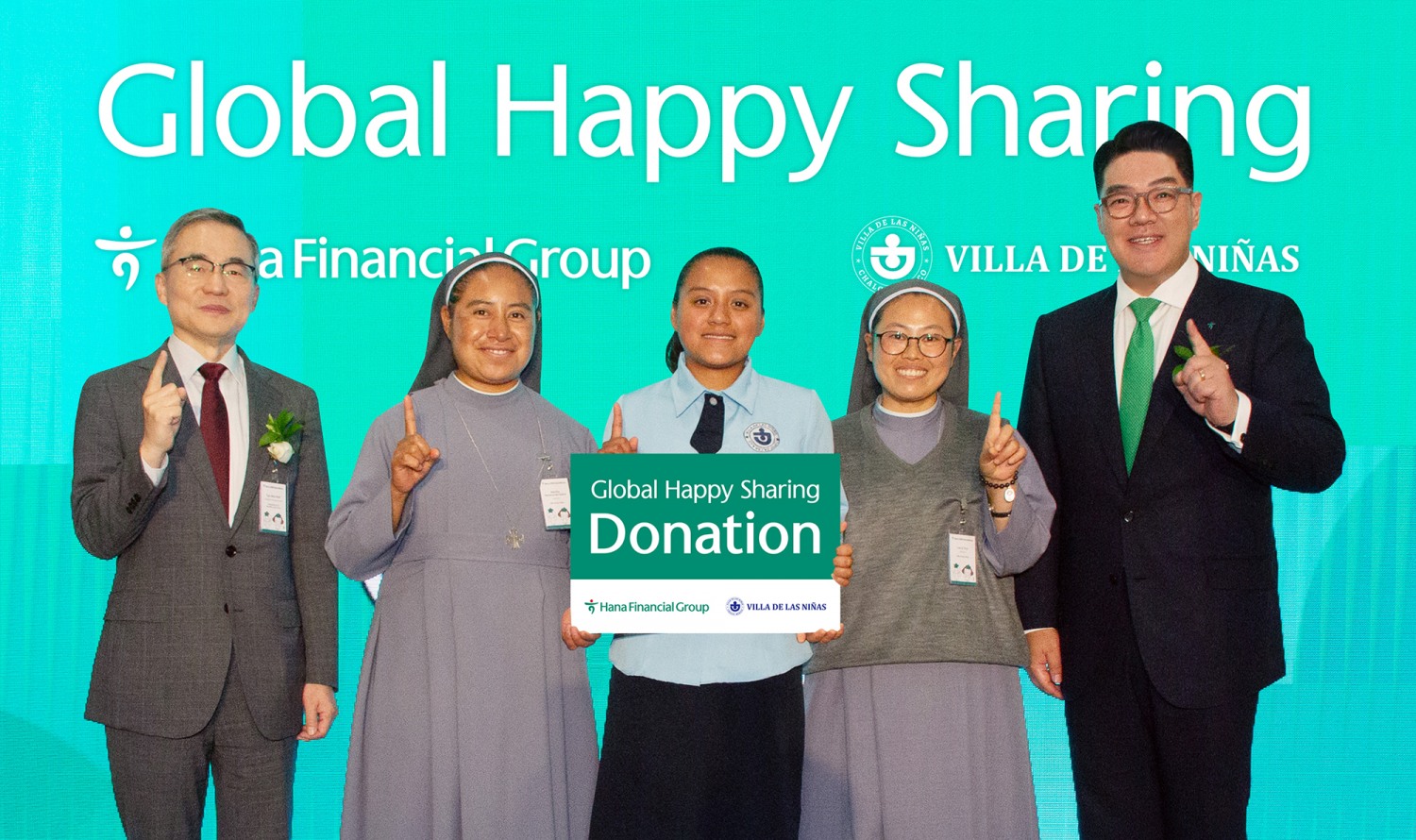 하나금융그룹은 지난 3일(현지시간) 멕시코 북동부 지역 대표 산업도시인 몬테레이(Monterrey)에 하나은행 멕시코법인(멕시코시티 소재) 산하 첫 영업채널로 「몬테레이 사무소」를 개소했다. 이날 개소식에 이어, 하나금융그룹은 마리아수녀회가 멕시코에 세운 자선기숙학교 '찰코 소녀의 집'에 공학용 계산기 등 교육물품을 추가로 기증하는 시간을 가졌다. 이은형 하나금융그룹 부회장(맨 오른쪽)이, 허태완 주멕시코 대사(맨 왼쪽), 마르타 멘도사 베르나디노 교장수녀(왼쪽 두번째), 학생대표(왼쪽 세번째)와 함께 기념촬영을 하고 있다.