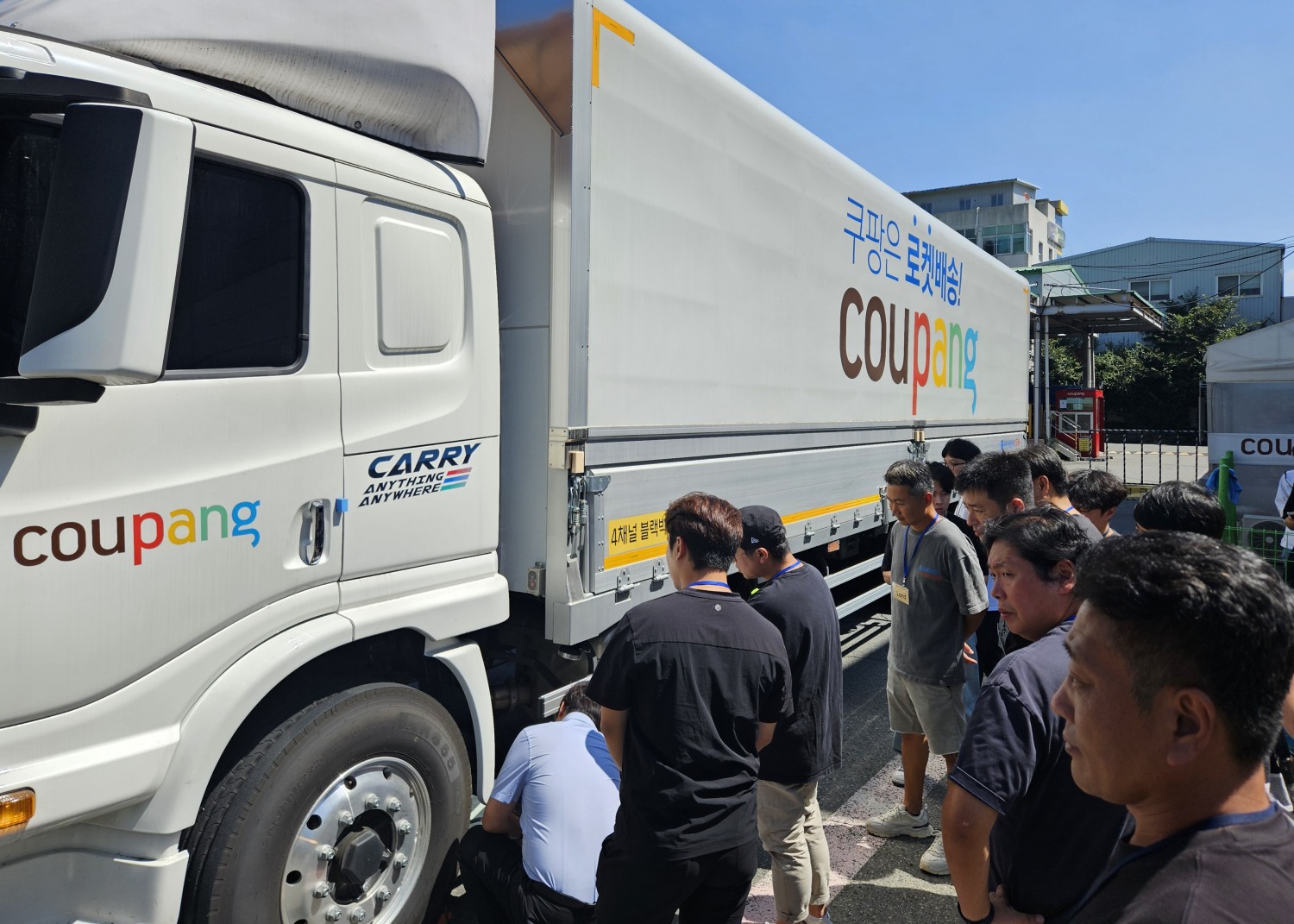 쿠팡 차량점검 안전관리 전문 직원들이 지난 4일 쿠팡 대구L&D교육장에서 차량점검 현장 실습교육을 받고 있다