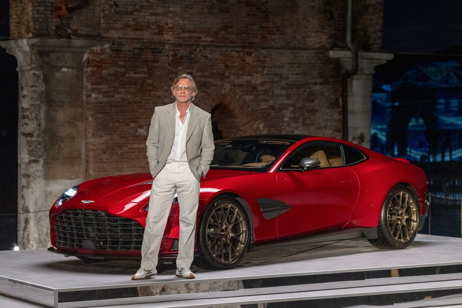 애스턴마틴, 베니스서 ‘뱅퀴시 월드 프리미어’ 개최_다니엘 크레이그