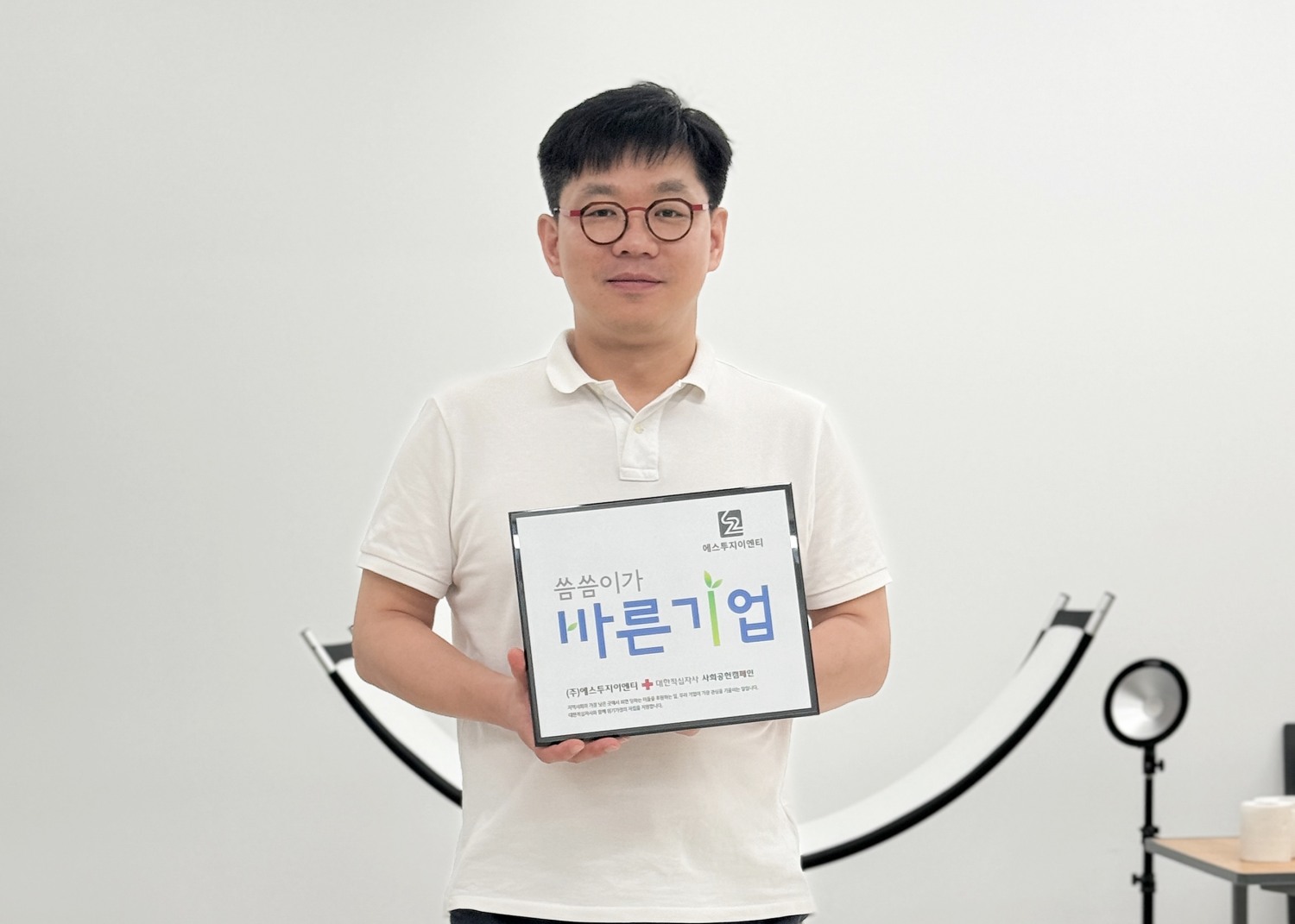 ※ 사진: ㈜에스투지이엔티가 대한적십자사 바른기업 캠페인에 동참했다. 사진은 명패를 전달받은 이승현 ㈜에스투지이엔티 대표.