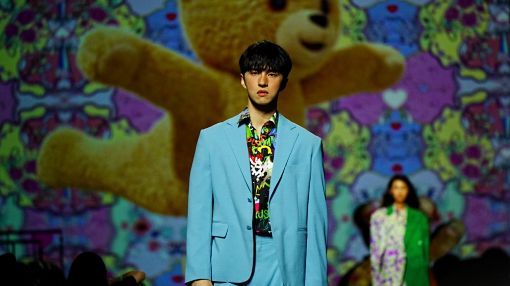 스너글, 디자이너와 협업해 포근향 의상과 런웨이 성공적으로 선보여