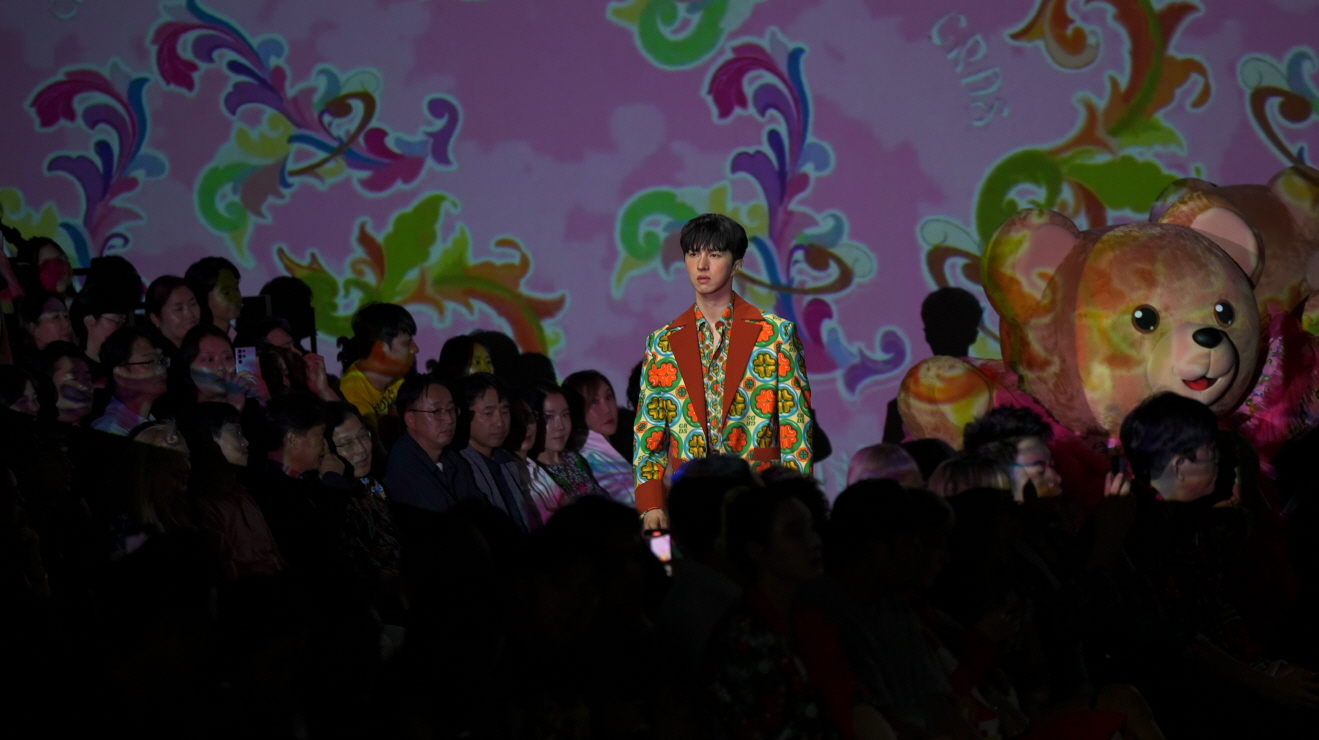 스너글, 디자이너와 협업해 포근향 의상과 런웨이 성공적으로 선보여