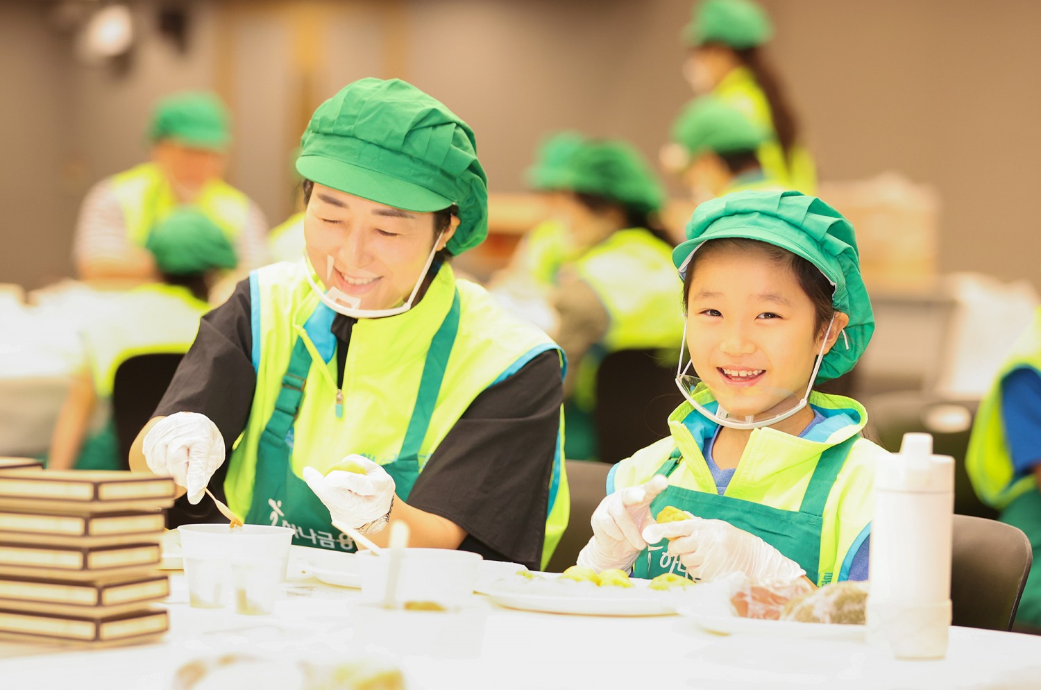 이날 봉사활동에 참여한 하나금융그룹 임직원과 가족 등이 추석맞이 사랑의 송편 나눔 봉사활동을 진행하고 있다.