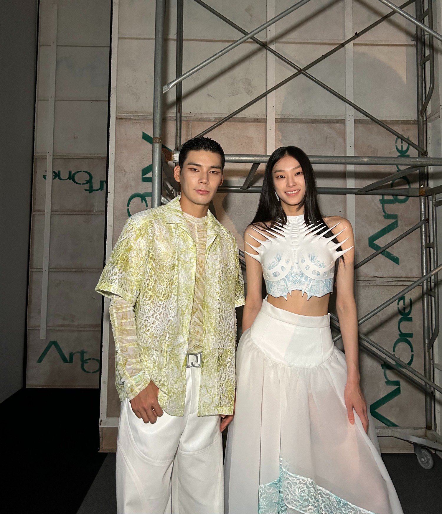 모델 이석찬X김설희, 서울패션위크 런웨이 장식 ‘본업 천재’