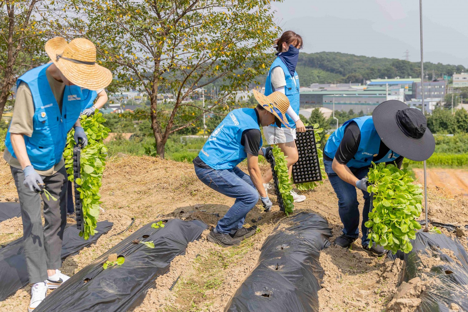 쿠팡로지스틱스서비스, 양로원 어르신 위해 최신형 세탁기·냉장고 기부하고 텃밭 가꾸기 봉사 진행