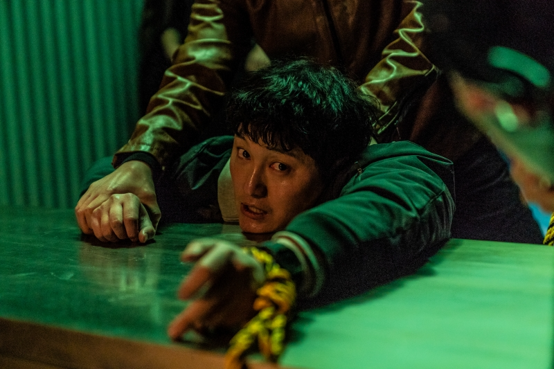 ‘더러운 돈에 손대지 마라’ 김대명, 뒷돈 챙기는 형사로 변신…일촉즉발의 상황 담긴 동혁 캐릭터 스틸 공개