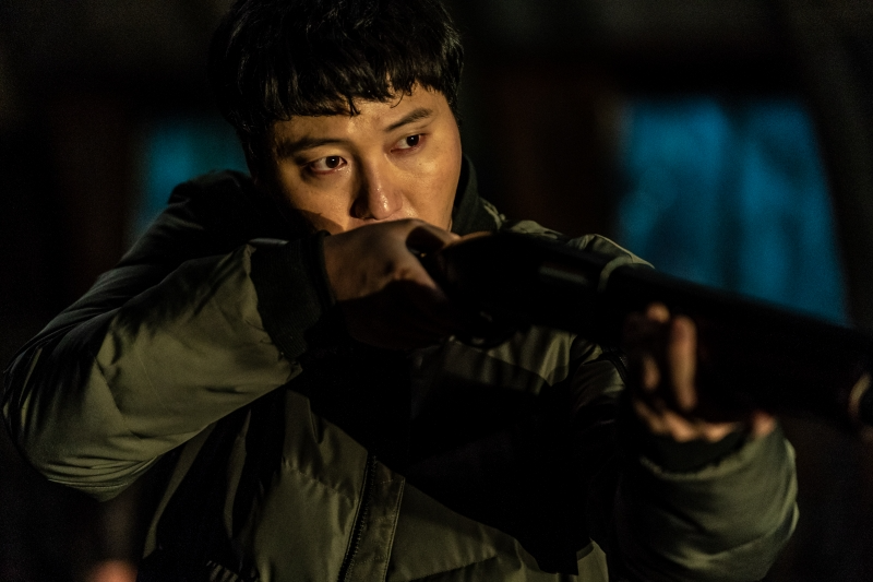 ‘더러운 돈에 손대지 마라’ 김대명, 뒷돈 챙기는 형사로 변신…일촉즉발의 상황 담긴 동혁 캐릭터 스틸 공개