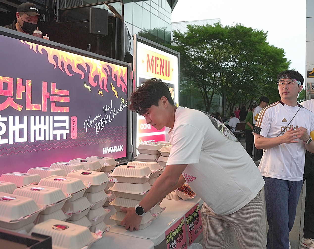 (▲ 화락바베큐치킨 엠버서더 유튜버 미호TV가 치킨 나눔 행사를 진행하고 있다 - 화락바베큐치킨 사진 제공)