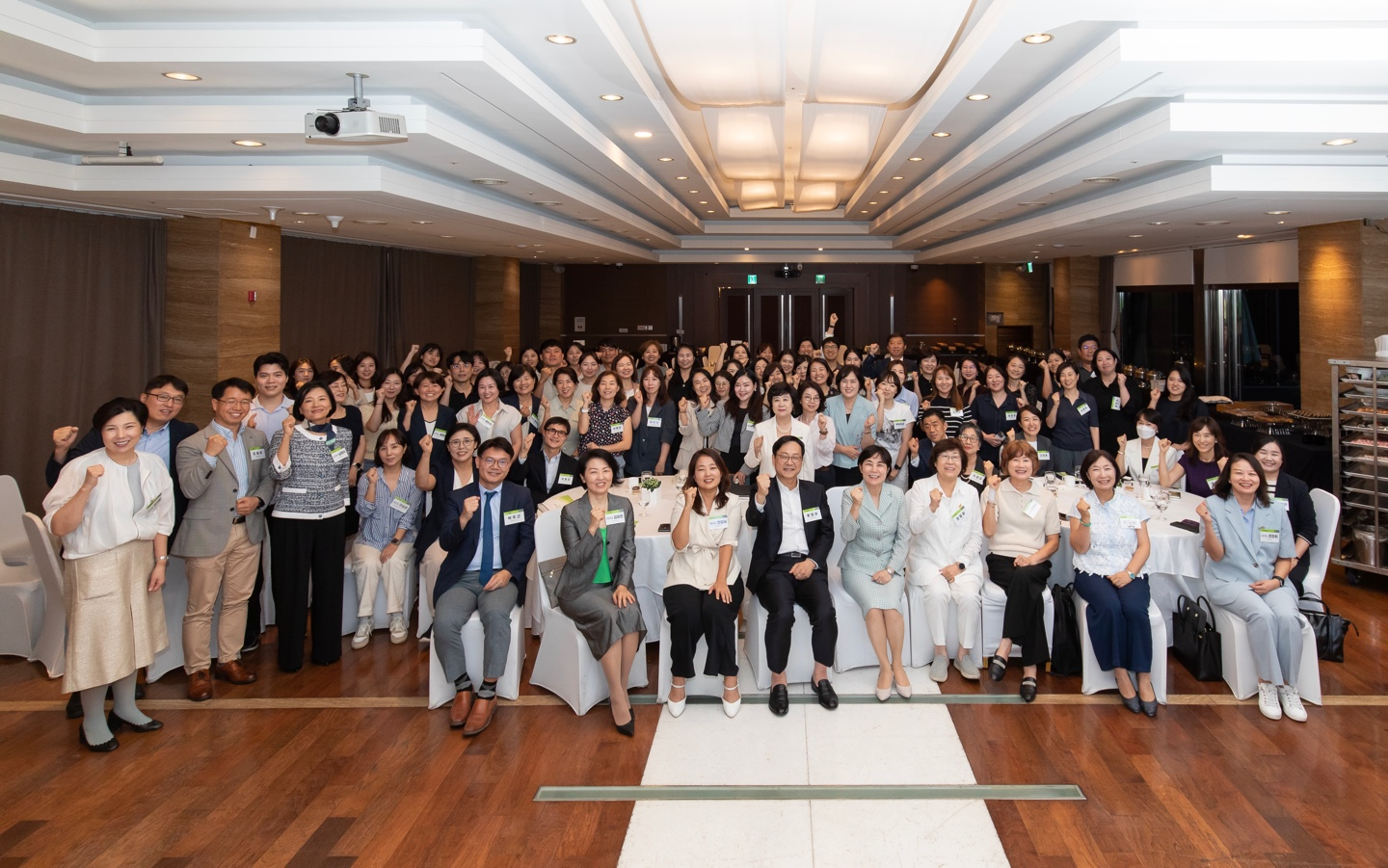 2024 WIN 어워드 다양성 우수기업 10개사 발표 및 회원들의 단체 기념사진(사진제공=사단법인 WIN)