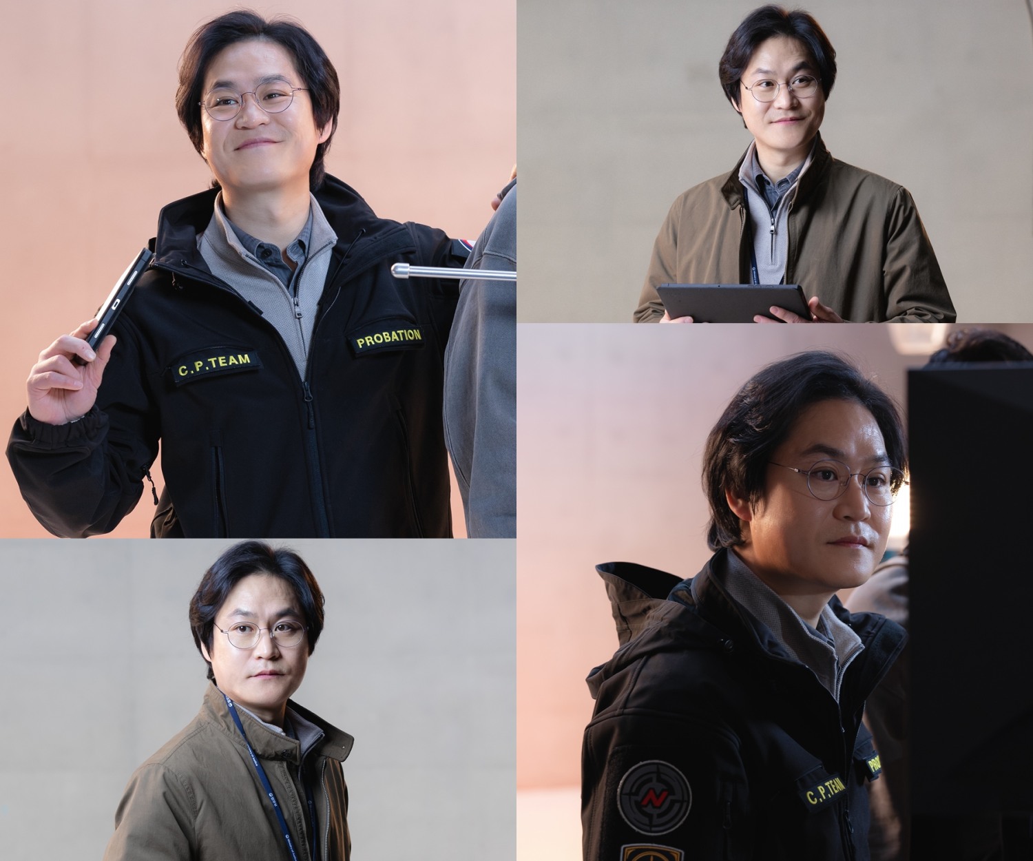 ‘무도실무관’ 김성균, ‘카리스마 넘치는 눈빛+온화한 미소’ 특급 매력으로 꽉 찬 포스터 비하인드 스틸 공개