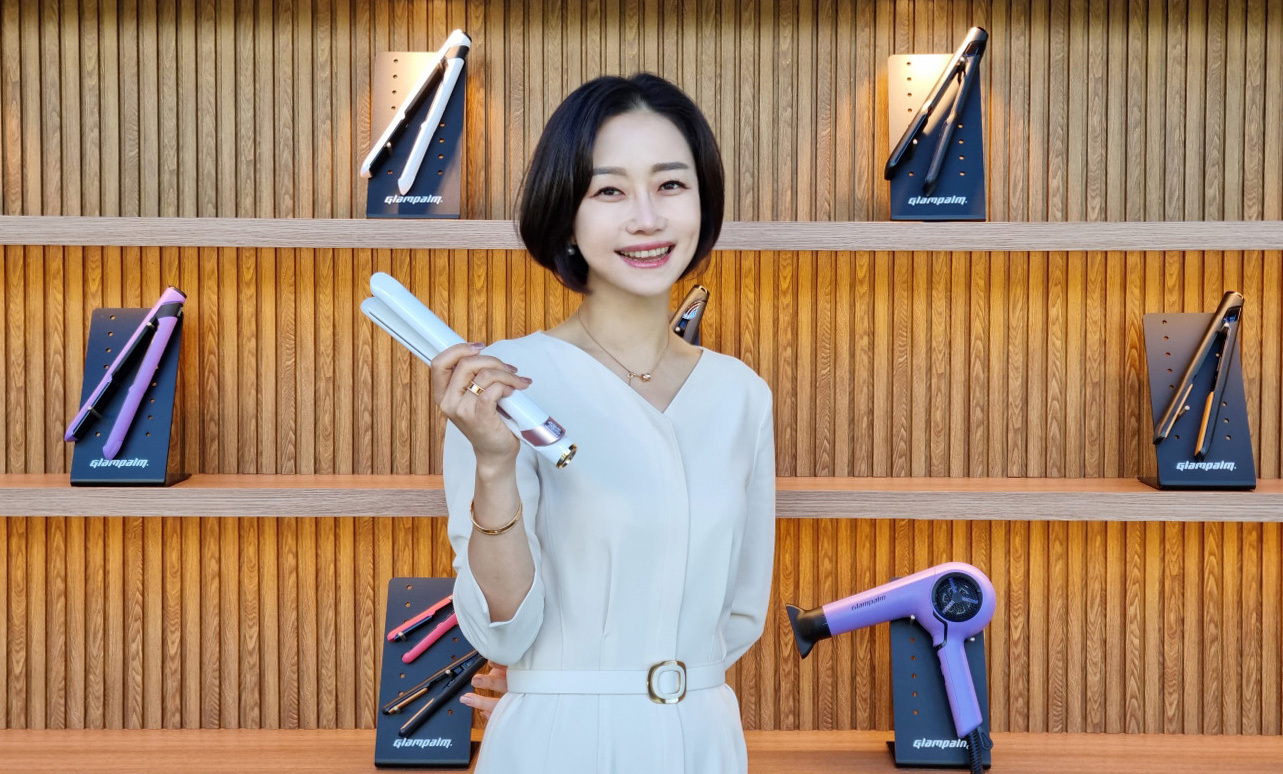 이명현 언일전자 대표가 자사 프리미엄 고데기 브랜드 글램팜 제품을 들어 보이고 있다