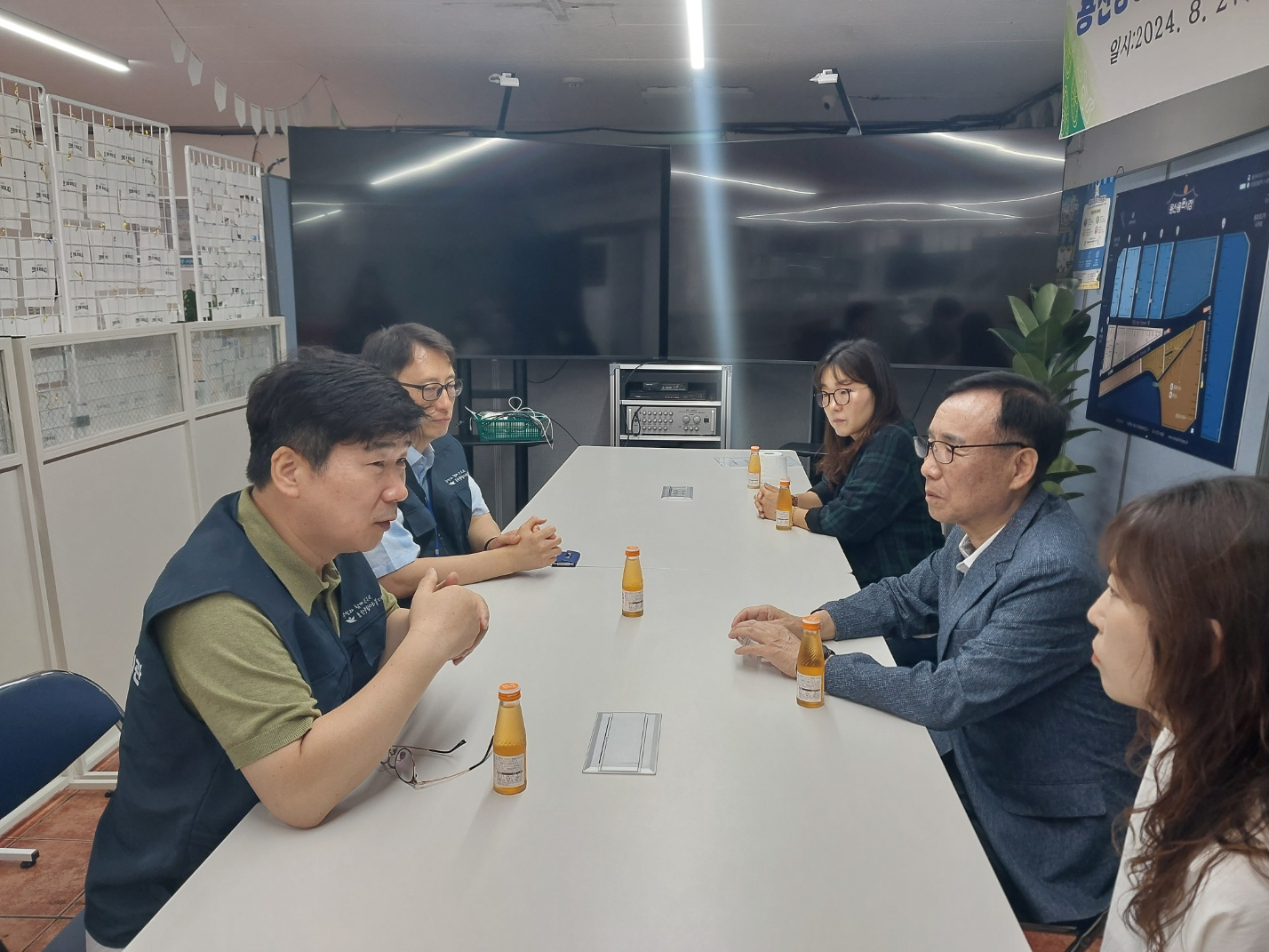 ▲ 용문시장상인회 반재선 회장과 효창복지관 김창준 관장의 ESG 캠페인 회의