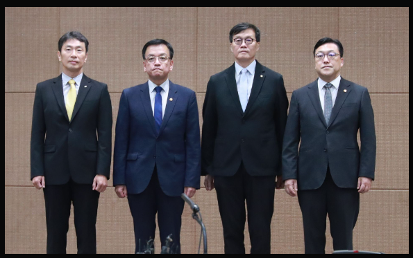 왼쪽부터 이복현 금융감독원장, 최상목 경제부총리, 이창용 한국은행 총재, 김병환 금융위원장